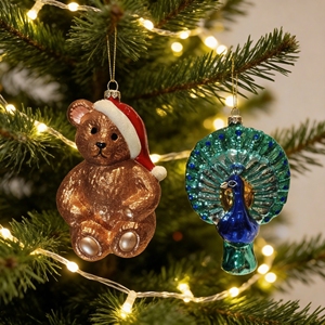 प्रीमियम ग्लास भालू सेंटा हैट और मोर मल्टीकोर्ड क्रिसमस फांसी आभूषण उपहार - Product Image 1