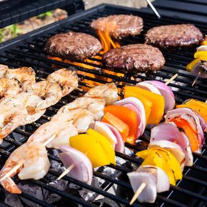 Vỉ nướng than nặng với khu vực nấu ăn lớn, bánh xe, nhiệt kế, khay tro & Hai Bàn phụ - Product Image 4