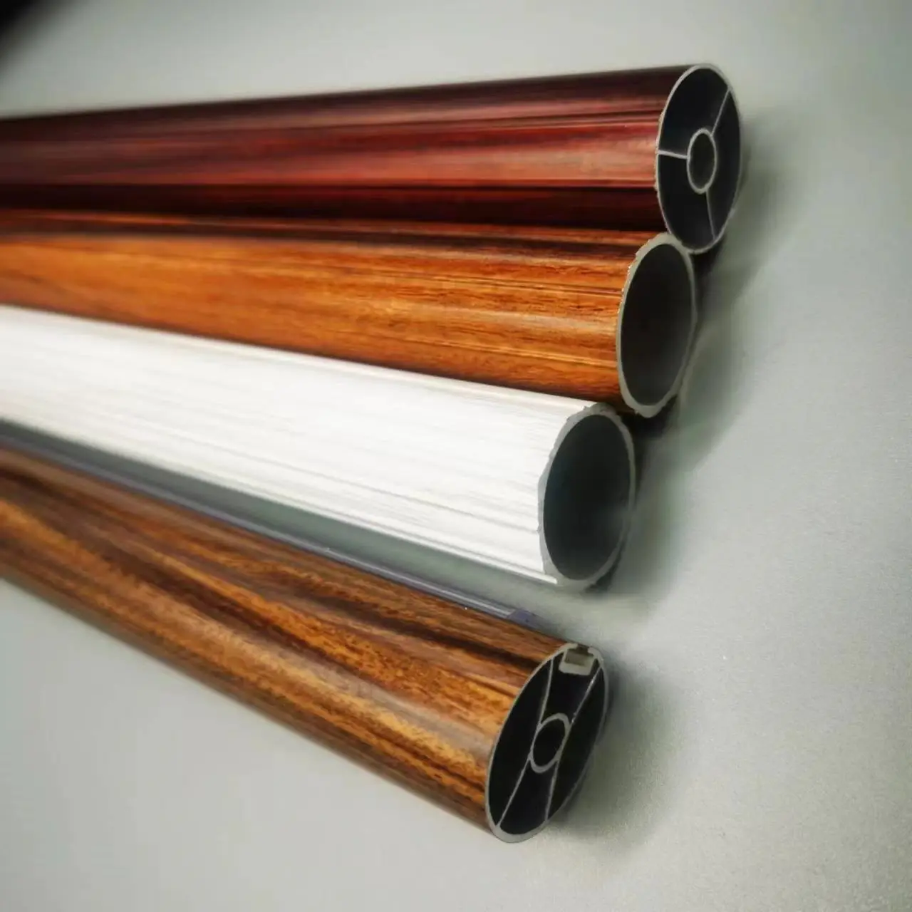 Pasokan pabrik desain klasik warna kayu 28mm tiang tirai Romawi, tiang tirai kayu