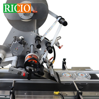 Máquina de Rotulagem Automática de Alta Precisão OEM da Fábrica RICIO para Caixas Planas com Aplicador de Etiqueta Superior e Selos de Segurança