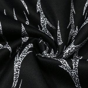 ผู้จัดจำหน่ายเสื้อผ้าสตรีทแวร์ เสื้อฮู้ดดี้โอเวอร์ไซส์ขายส่ง พร้อมลายพิมพ์กราฟิกดิจิทัลแบบกำหนดเอง ทรงไหล่ตก ทรงบ็อกซี่ สำหรับผู้ชาย - Product Image 3