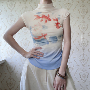 Camiseta de Manga Corta para Mujer, Cuello Alto, Tejido Transpirable y Ecológico, con Estampado de Peces Dorados en Acuarela, Estilo Vintage, Nueva Colección de Verano - Product Image 2