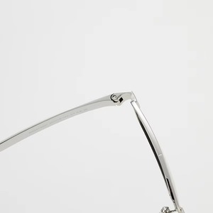 แว่นกันแดดทรงเหลี่ยมย้อนยุค ดีไซน์เนอร์สำหรับผู้ชายยุค Y2K ป้องกันรังสียูวี 400 คุณภาพสูง หรูหรา แฟชั่น โครงโลหะสีเงินแบบสองบริดจ์ - Product Image 6