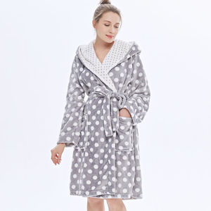 <span class=keywords><strong>Set</strong></span> di <span class=keywords><strong>accappatoio</strong></span> in pile di flanella invernale da <span class=keywords><strong>donna</strong></span> Premium con cappuccio termico stile Business Design stampato a buon mercato all'ingrosso - Product Image 6