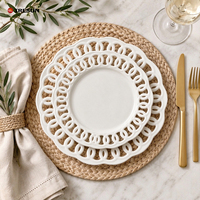 Assiette de service décorative en porcelaine blanche gaufrée ajourée style dentelle vintage pour mariage, fête, table et décoration intérieure