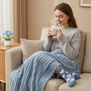 Ensemble cadeau Lunaire Cozy Blue Serenity, couverture en velours, chaussettes douces, tasse en céramique, fleur faite à la main, kit de soins personnels pour femmes - Product Image 2