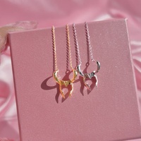 Nueva fábrica de personalidad, venta al por mayor, joyería de mujer, collar de casco de acero inoxidable chapado en oro a la moda, collares de Marvel