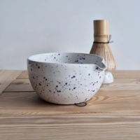 Bol à matcha fait main avec bec verseur Bol à matcha et fouet Ensemble de tasses à thé mouchetées blanches et bleues