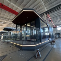 Maison capsule spatiale futuriste, pod modulaire moderne en forme de soucoupe volante, mini-maison intelligente préfabriquée, cabane extérieure pour le glamping et les centres de villégiature