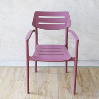 Chaise en plastique couleur pastel, fauteuil de jardin et de terrasse, dossier à lattes, assise à fentes, style méditerranéen, décoration de cour, siège d'extérieur