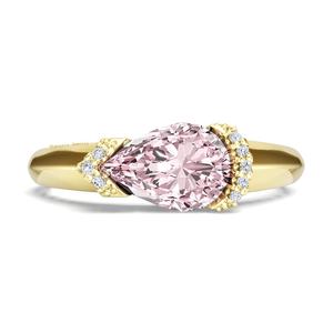 Anello da Sposa Originale di Alta Gioielleria per Donna in Argento 925 Placcato Oro con Gemma di Zirconia Cubica Rosa a Pera dal Design Unico e Minimalista - Product Image 1