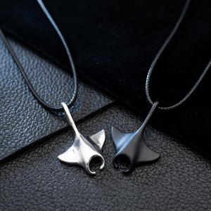 Yunniqeu Collar con colgante de rayo de diablo, negro y plateado, chapado en plata, joyería de moda unisex para hombres y mujeres - Product Image 1