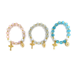 สร้อยข้อมือลูกปัดสีรุ้ง ไข่มุก ครอสชาร์ม สีฟ้า สีขาวน้ำนม สีชมพู ของขวัญเครื่องประดับสำหรับทุกเพศ - Product Image 1