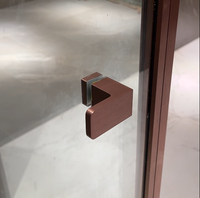 Salle de bain d'hôtel moderne avec système de porte coulissante en verre trempé, cadre en aluminium poli, style droit