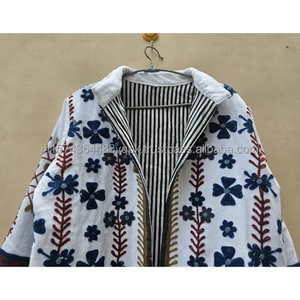 Veste d'hiver en velours brodée à la main Suzani, très tendance, pour femmes, veste courte Suzani, design floral léger, confortable - Product Image 2