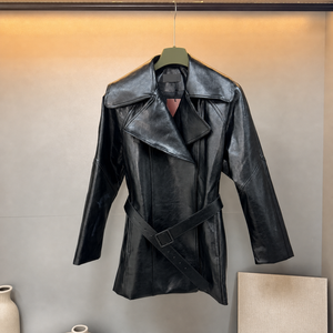 Blazer pour femme en tissu rouge vin, col montant, fermeture éclair, rembourré, avec poignets côtelés et poches latérales, pour un usage quotidien - Product Image 2