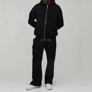 Sudadera con Capucha Negra con Estampado de Letras Góticas y Pantalones Deportivos Personalizados para Hombre, Conjunto de Dos Piezas - Product Image 1