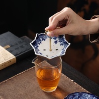 Filtre à thé rotatif en céramique bleu et blanc de style chinois en forme de parapluie, ornement de table à thé, ensemble de thé Kung Fu