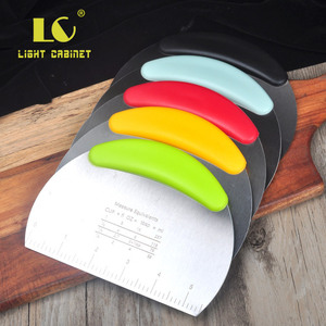 Taglierina <span class=keywords><strong>per</strong></span> Impasto in Acciaio Inox con Scala, Raschietto <span class=keywords><strong>per</strong></span> Farina e Rotoli di Riso, Utensile da Cucina <span class=keywords><strong>per</strong></span> Pasticceria - Product Image 3