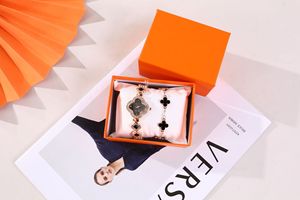Set <span class=keywords><strong>Regalo</strong></span> Orologio da Donna Wisteria con Bracciale in Quarzo Cristallo a Quadrifoglio, Scatola <span class=keywords><strong>Regalo</strong></span>, in Lega con Strass, Personalizzabile <span class=keywords><strong>per</strong></span> Aziende e Festività - Product Image 5