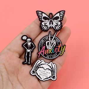 En gros, épingles en métal à l'effigie <span class=keywords><strong>de</strong></span> dessins animés, épingles en émail mignonnes squelette et fleur, badges décoratifs créatifs effrayants pour Halloween, accessoires pour vêtements et sacs - Product Image 3