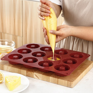 Moule à donuts en silicone, 12 cavités, rouge foncé, outil de pâtisserie pour gâteau et pudding - Product Image 1
