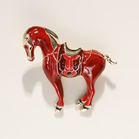 Broche Émail Style Chinois Cheval Tang Peinte à la Main Plaqué Or Élégante Accessoire de Costume pour Homme Cadeau de Luxe pour Fête