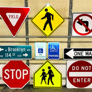 لافتة تحذيرية صفراء فسفورية لعبور المشاة متوافقة مع معايير MUTCD - لافتة أمان للطرق بسهم اتجاهي للشوارع الأمريكية - Product Image 4