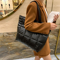 Nouveau Sac Fourre-tout Matelassé Coréen 2026 pour Femme, en Nylon Métallisé Brillant, Grande Capacité, Léger, avec Fermeture Éclair, Sac à Main Quotidien à Porter à l'Épaule