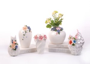 Jarrón de Cerámica Esmaltada Blanca con Flores 3D Rosadas para Decoración del Hogar, Marca BUYIT - Product Image 6