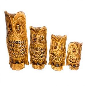 Ensemble de 4 statues d'hiboux bouddhistes en bois artisanal, art populaire, en bois jaune naturel, pour la décoration de la maison - Product Image 1