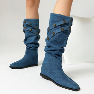 Bottes hautes pour femmes à bout carré, talons plats, en daim avec décorations boutons métalliques, coupe large - Product Image 4