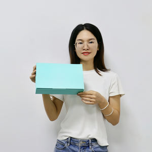 علبة هدايا من الورق المقوى صديقة للبيئة مخصصة باللون الأسود مع شعار يمكن طيها مصنوعة يدويًا مربعة الشكل متينة - Product Image 4