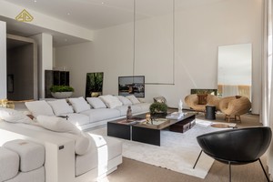 Villa Moderne de Luxe de Style Néo-Classique à Deux Étages avec Façade Courbe et Toit en Carreaux Noirs, Service de Rénovation et de Conception - Product Image 2