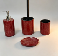 Ensemble d'accessoires de salle de bain modernes et écologiques en résine rouge brillante avec distributeur de savon, porte-brosse WC, gobelet et porte-savon