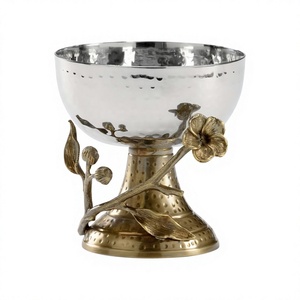 Bol de service en métal fait main avec motif floral, style piédestal moderne, bol à fruits de style oriental, idéal pour offrir, vaisselle, bols - Product Image 1