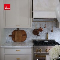 Armoires de cuisine en bois massif de style Shaker, peintes en crème, de la marque Alland Luxury Modern Farmhouse, avec poignées en laiton, pour villa.