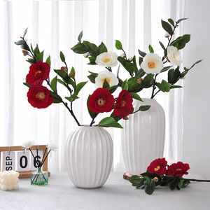 Bouquet de camélias artificiels Yoshinobu, fleurs en soie rouge et blanche, branche unique pour la décoration de la salle de thé ou du salon - Product Image 1