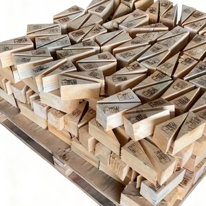 Blocs de bois de pin triangulaires 100x100x150 80x80x100 fumigés pour le renforcement du fret en conteneurs - Product Image 4