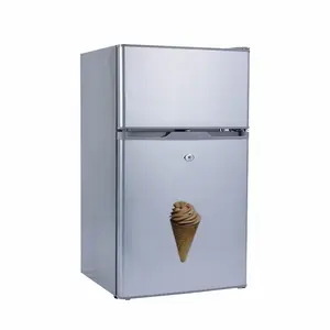 ロック付きの白い直立した冷蔵庫とキーアパートメントソーラーパネル付きの小型冷蔵庫冷蔵庫
