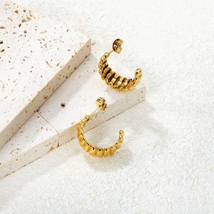 Boucles d'oreilles créoles torsadées en acier inoxydable massif de haute qualité, plaquées or 18 carats PVD, motif vague d'eau, tendance, pour femmes - Product Image 4