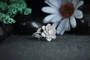 Anillo de Compromiso de Moissanita con Corte Brillante Redondo en Forma de Rosa, Anillo de Boda de Plata de Ley 925 para Mujer por Phoenix Enterprise - Product Image 3