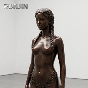Sculpture en bronze de luxe, artisanale, classique et réaliste, représentant une femme assise sur une roche, réalisée par la technique de coulée. - Product Image 3