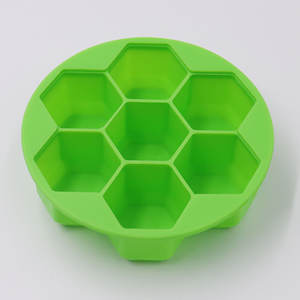 <span class=keywords><strong>Grand</strong></span> <span class=keywords><strong>bac</strong></span> à glace en silicone de qualité alimentaire hexagonal en nid d'abeille à 7 grilles avec couvercle Nouveau modèle de moule à glace Cubes en boîte en forme de tasse - Product Image 6