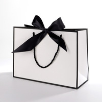 Vente en gros de paquets de parfums avec logo imprimé de cartes noires Boîtes en papier personnalisées pour vêtements Cadeaux