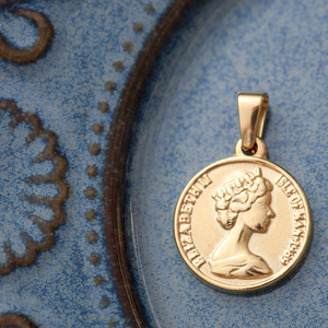 Pendentif Religieux Vintage PVD 18K Plaqué Or Elisabeth Reine Pièce Acier Inoxydable Jésus Portrait Médaille Pendentif Bijoux - Product Image 2