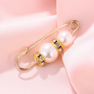 Faux Pearl <b>Scarf</b> Clip Alloy Brooch <b>Red</b> Black White Round Geometric Unisex Garment Pin Winter 2024 Yiwu Origin - Product Image 3