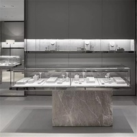 Vitrines murales de style européen symétriques blanches pour bijouterie, conception personnalisée pour toute la boutique, avec îlot central