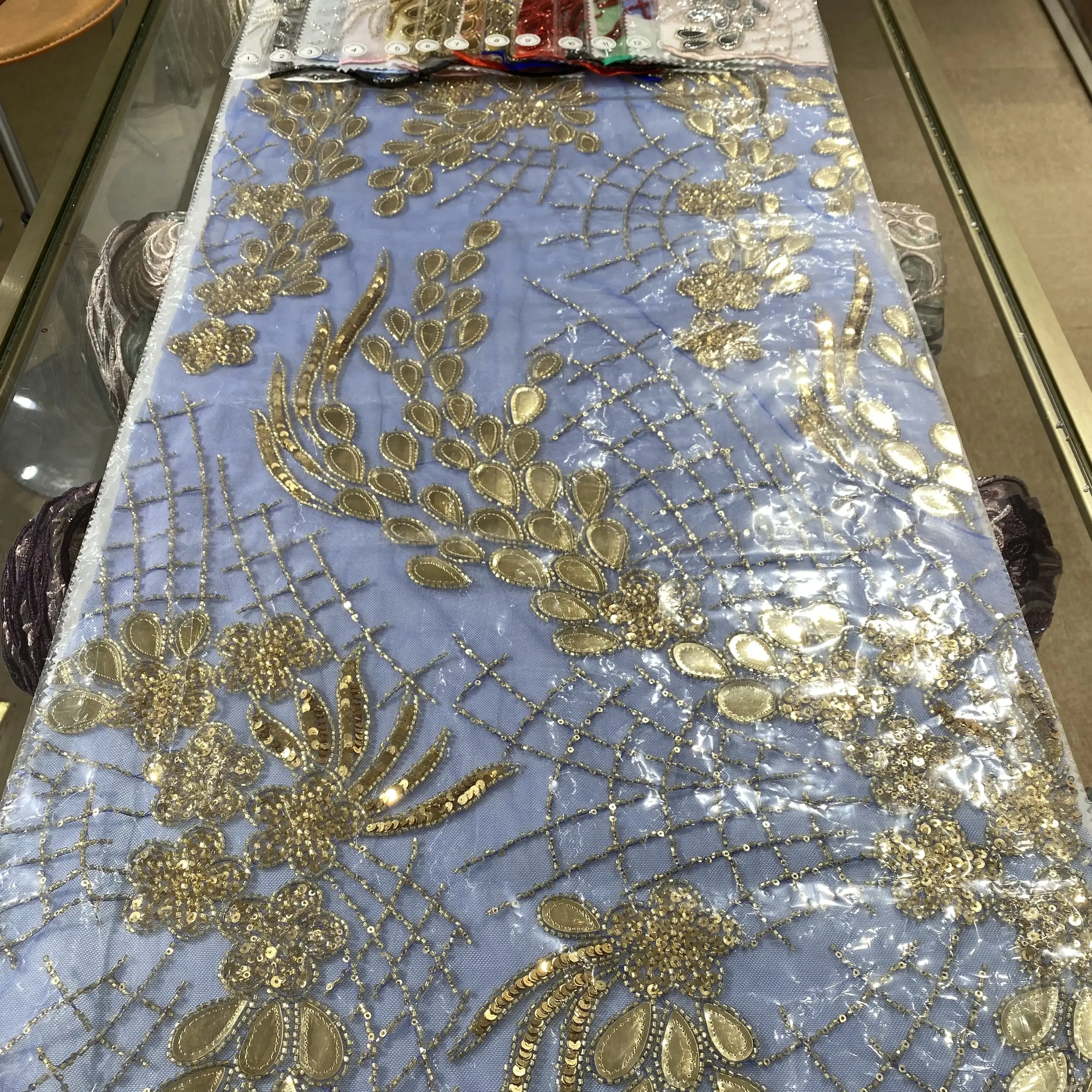 Nhà Máy Giá vật liệu đặc biệt vàng đính cườm Net ren vải chuỗi thêu phi pháp ren Phụ Nữ Ăn mặc