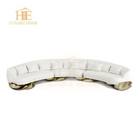 Canapé moderne de luxe incurvé avec revêtement en tissu et rembourrage en éponge pour les salons d'appartements et de villas, ensemble complet de canapé-lit